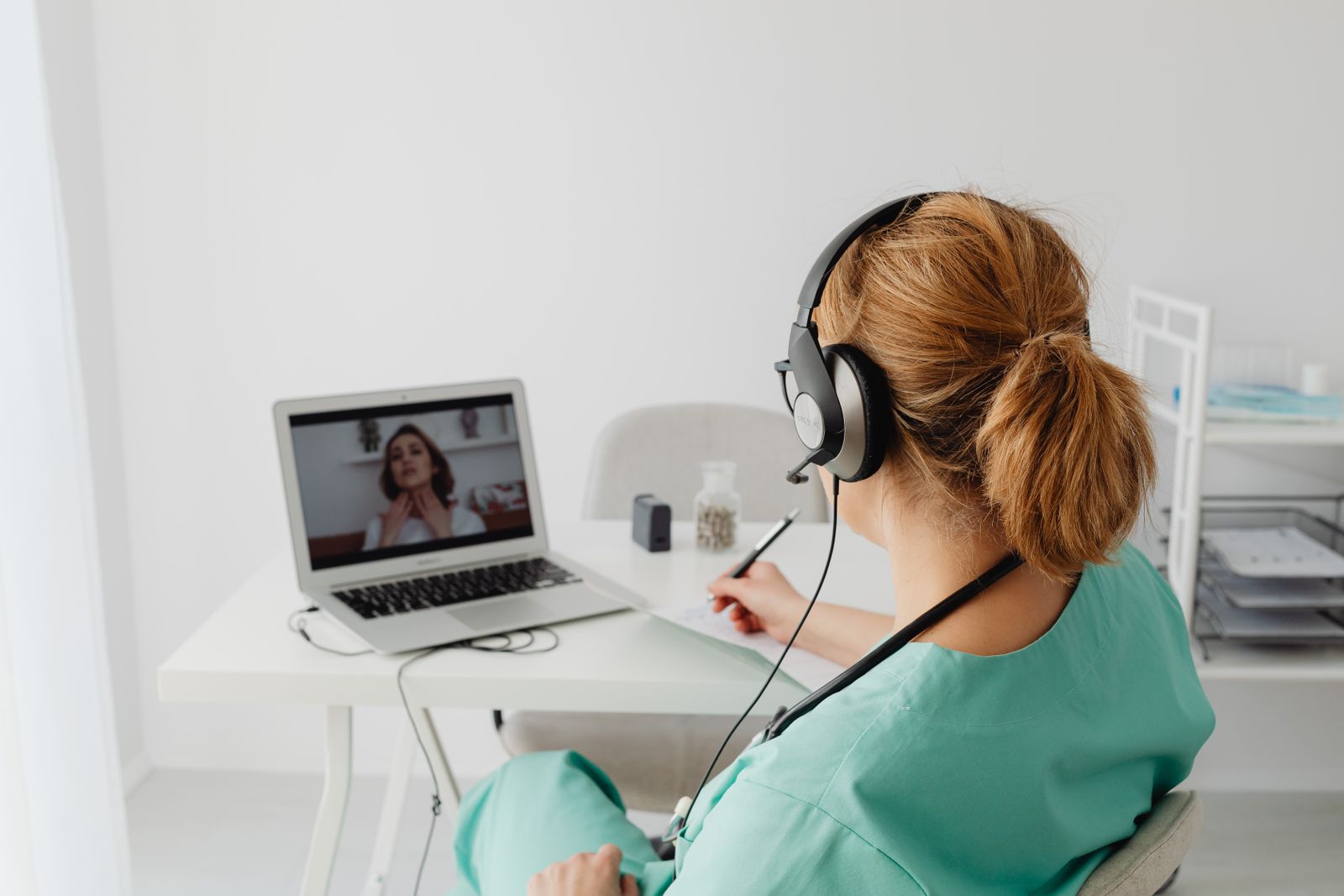 Dottoressa durante un videoconsulto sanitario